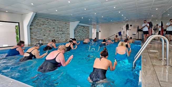 Séance d'aquabiking au centre Aquavélo Antibes